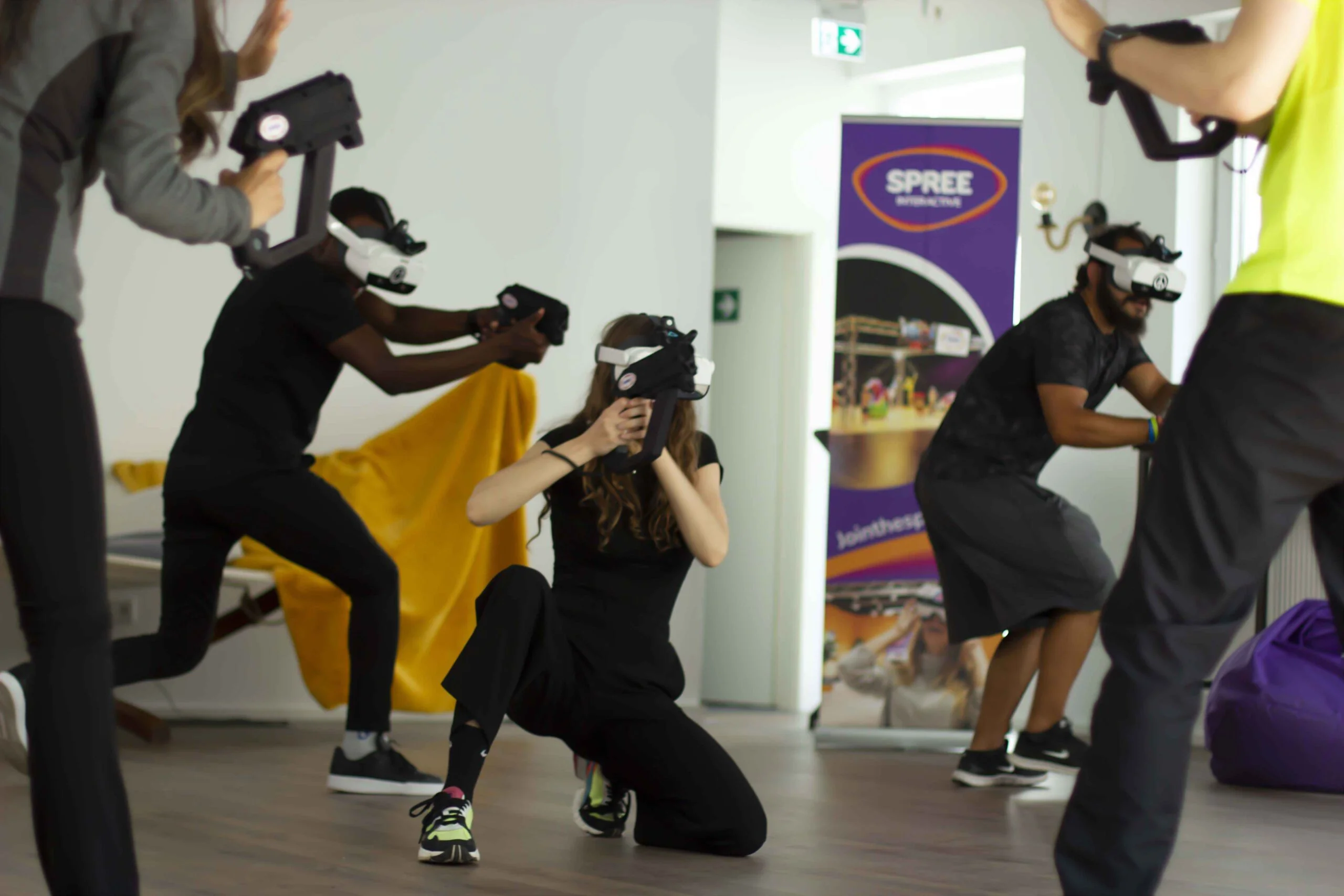 actie foto van een groep die een virtual reality game speelt